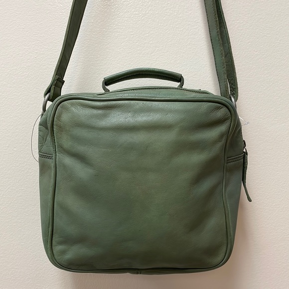 New Free People Baxter Distressed Leather Crossbody Bag in Green!!🔥🔥🔥